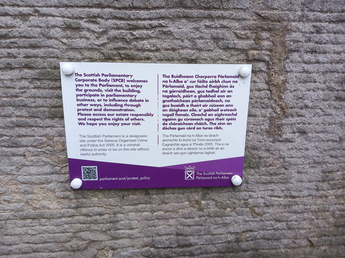 An English and Scottish Gaelic welcome sign at the Scottish Parliament